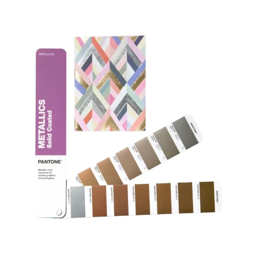 Pantone Metallics Guide w zastosowaniu projektowym, z fizycznymi próbkami metalicznych kolorów użytymi obok grafiki z efektami złota i srebra.