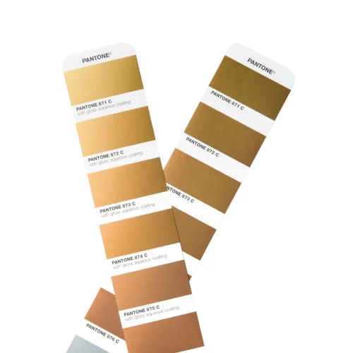 Złoty Pantone i srebrny Pantone w fizycznym wzorniku Metallics Coated, próbki kolorów 871 C do 877 C na papierze powlekanym.