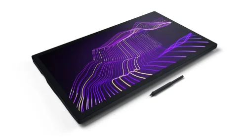Wacom Cintiq Pro 27 pokazany z lekkiej perspektywy prezentuje szeroki ekran 4K i przestrzeń roboczą wspieraną przez piórko Pro Pen 3. Zdjęcie podkreśla design oraz duży obszar pracy.