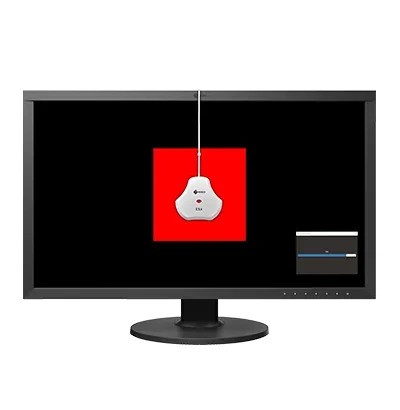 Monitor Eizo CS2731 podczas procesu kalibracji. Widoczny zewnętrzny kalibrator mierzy kolory z najwyższą precyzją, co pozwala uzyskać perfekcyjne odwzorowanie barw w środowisku graficznym.