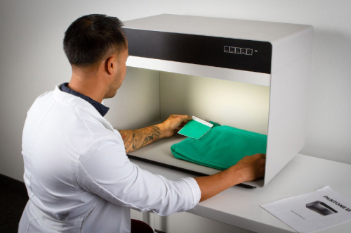 Pantone 5 Light Booth - pięć źródeł światła D65, A, CWF, TL84, UV