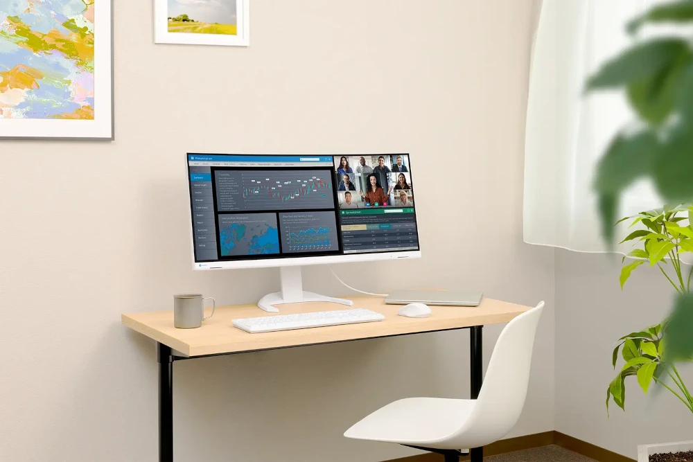 Biały EIZO FlexScan EV3451X-WT w domowym stanowisku pracy. Monitor ultrawide do home office.