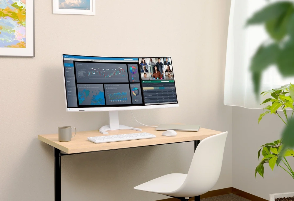 Biały EIZO FlexScan EV3851X-WT w domowym stanowisku pracy. Monitor ultrawide do home office.