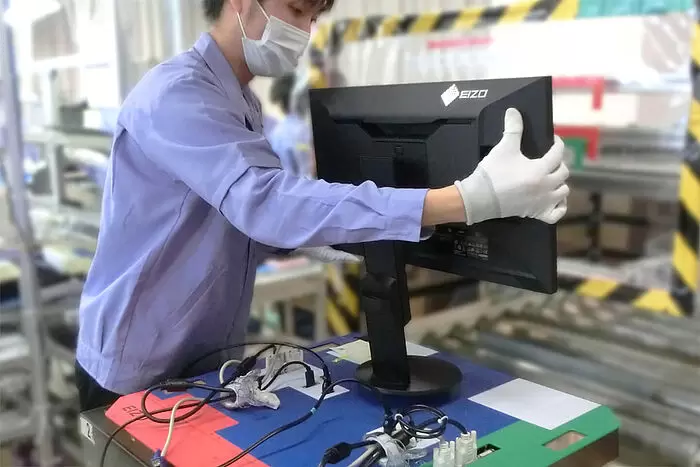Kontrola produkcji monitorów EIZO FlexScan w fabryce producenta.