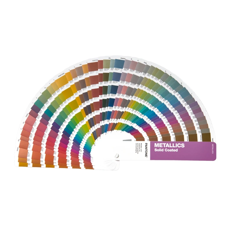 Rozłożony wzornik Pantone Metallics Coated z metalicznymi kolorami złotymi, srebrnymi i kolorowymi