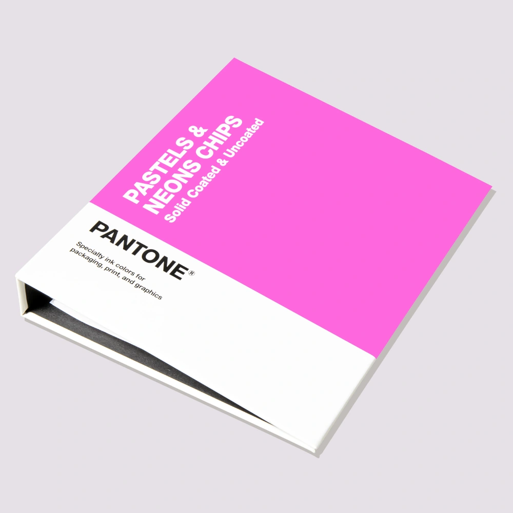 Pantone Pastels and Neons Chips, segregator z pastelowymi i neonowymi próbkami na neutralnym tle