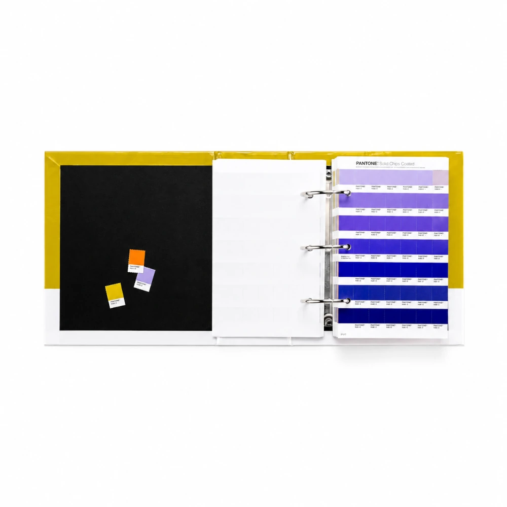 Pantone Solid Chips Coated, karta z odrywanymi próbkami niebieskich i fioletowych kolorów