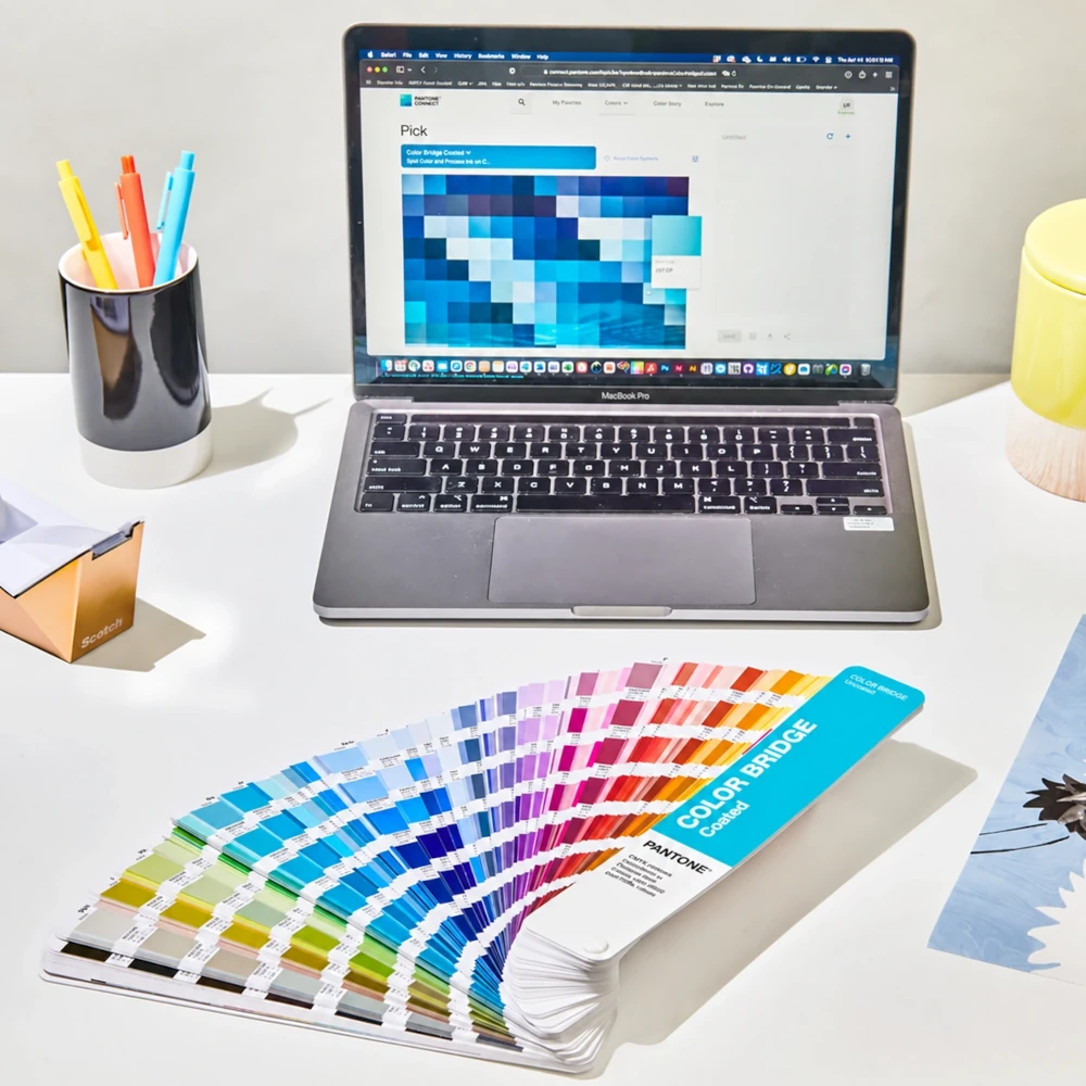 Pantone Color Bridge podczas pracy nad kolorem w projekcie drukowanym i cyfrowym