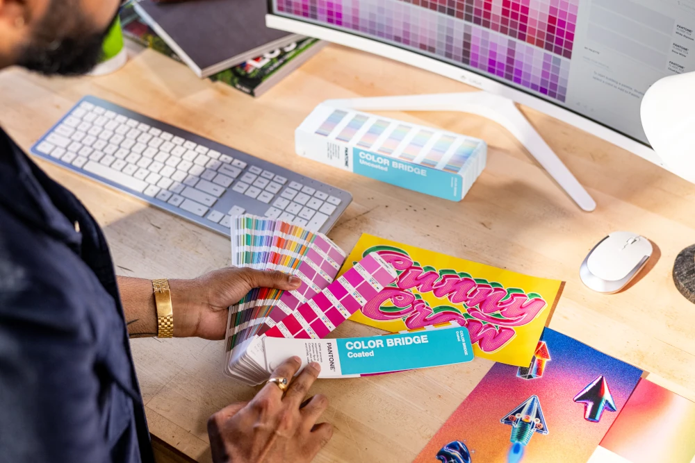 Pantone Color Bridge Coated używany do porównania kolorów Pantone Solid z drukiem CMYK