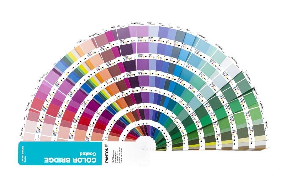 Pantone Color Bridge Coated 2026 z kolorami Pantone Solid i ich najbliższymi odpowiednikami CMYK