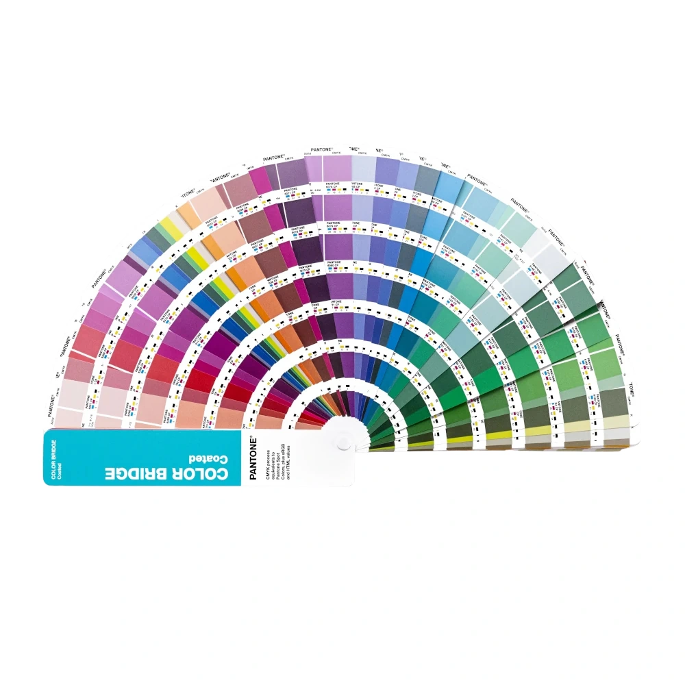 Rozłożony wzornik Pantone Color Bridge z chromatycznie ułożonymi kolorami Pantone i CMYK