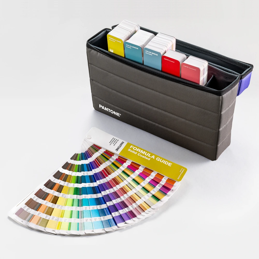 Pantone Essentials Guide Set w etui z sześcioma wzornikami kolorów Pantone i rozłożonym Formula Guide