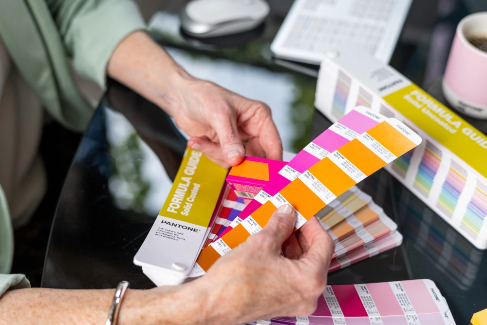 Praca z Pantone Formula Guide przy wyborze i porównywaniu fizycznych próbek kolorów