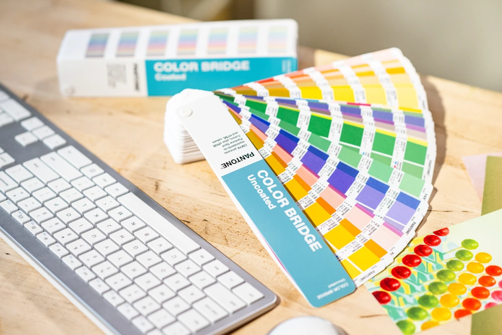 Pantone Color Bridge Uncoated podczas porównywania kolorów Pantone Solid z ich odpowiednikami CMYK