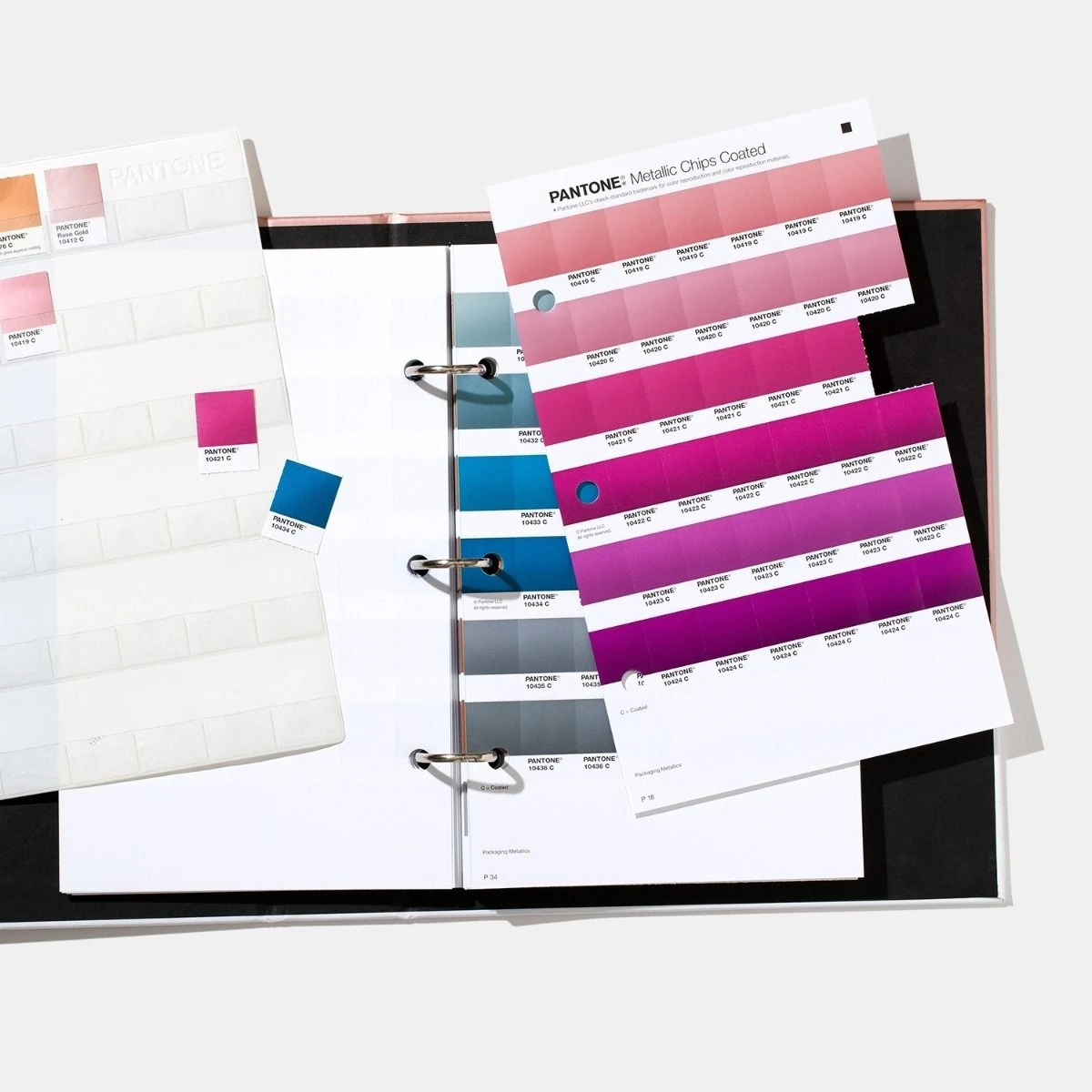 Strony Pantone Metallics Chips Book z odrywanymi metalicznymi próbkami kolorów