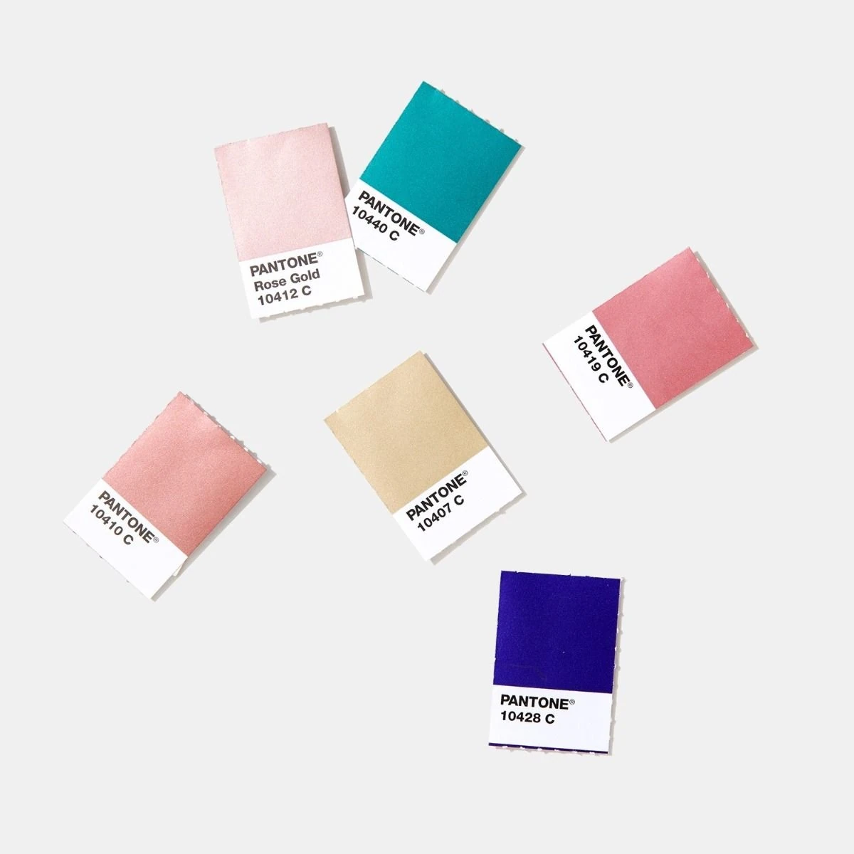 Pantone Metallics Chips Book GB1507C pokazany jako profesjonalny segregator metalicznych próbek kolorów