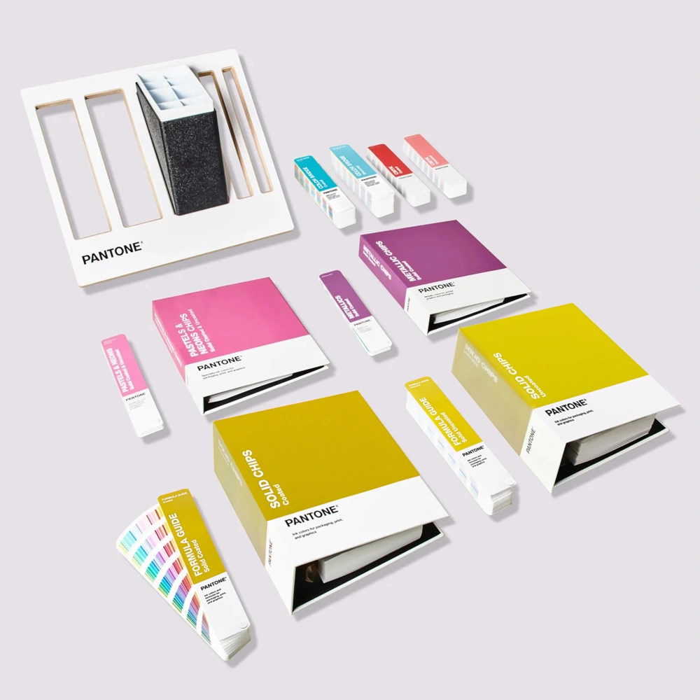Pantone Reference Library rozłożona na elementy, osiem wachlarzy i cztery segregatory z chipami Pantone