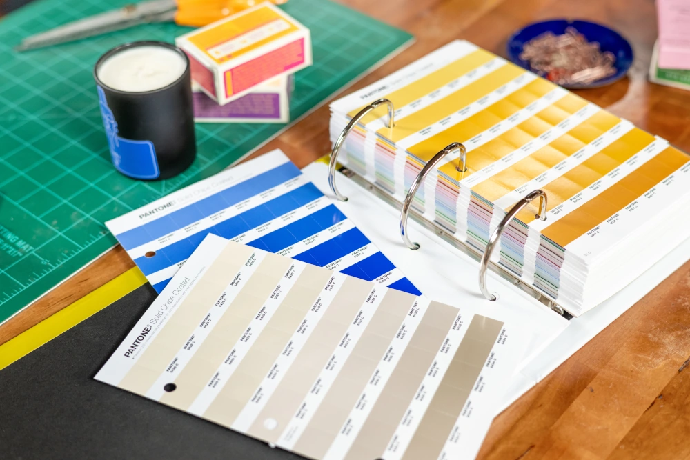 Segregator Pantone Solid Chips z odrywanymi fizycznymi próbkami kolorów do akceptacji i produkcji