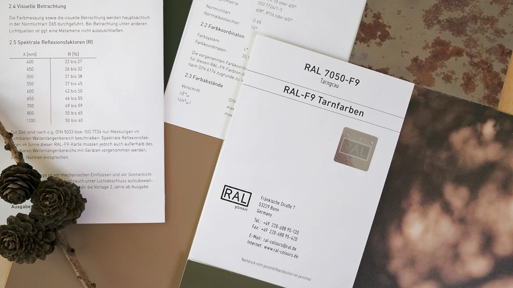 Karta wzorcowa RAL F9 z danymi kolorymetrycznymi XYZ, charakterystyką odbicia widmowego i informacjami o połysku