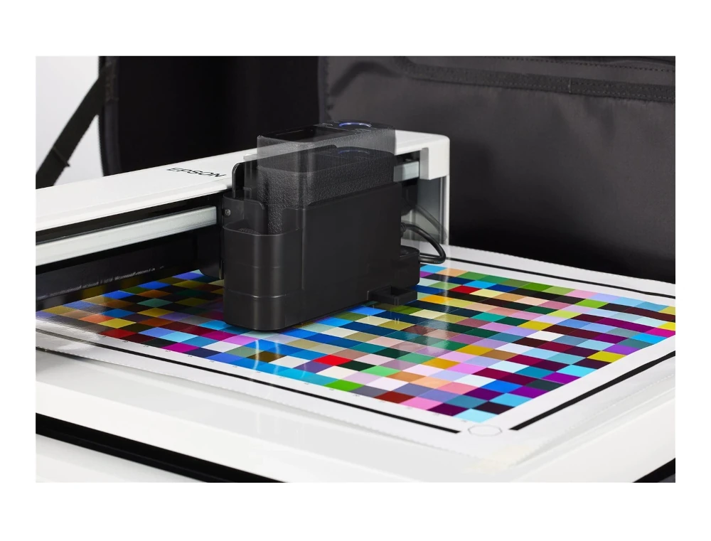 Zbliżenie na spektrofotometr Epson SD-10 podczas automatycznego skanowania chartu pomiarowego na stole SD-10 Automated Scanning Table