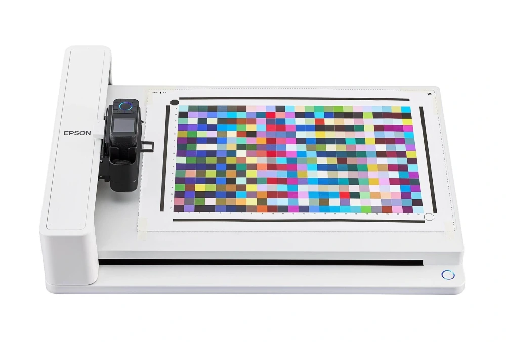 Epson SD-10 Automated Scanning Table z zamontowanym spektrofotometrem SD-10 i wydrukowanym chartem pomiarowym