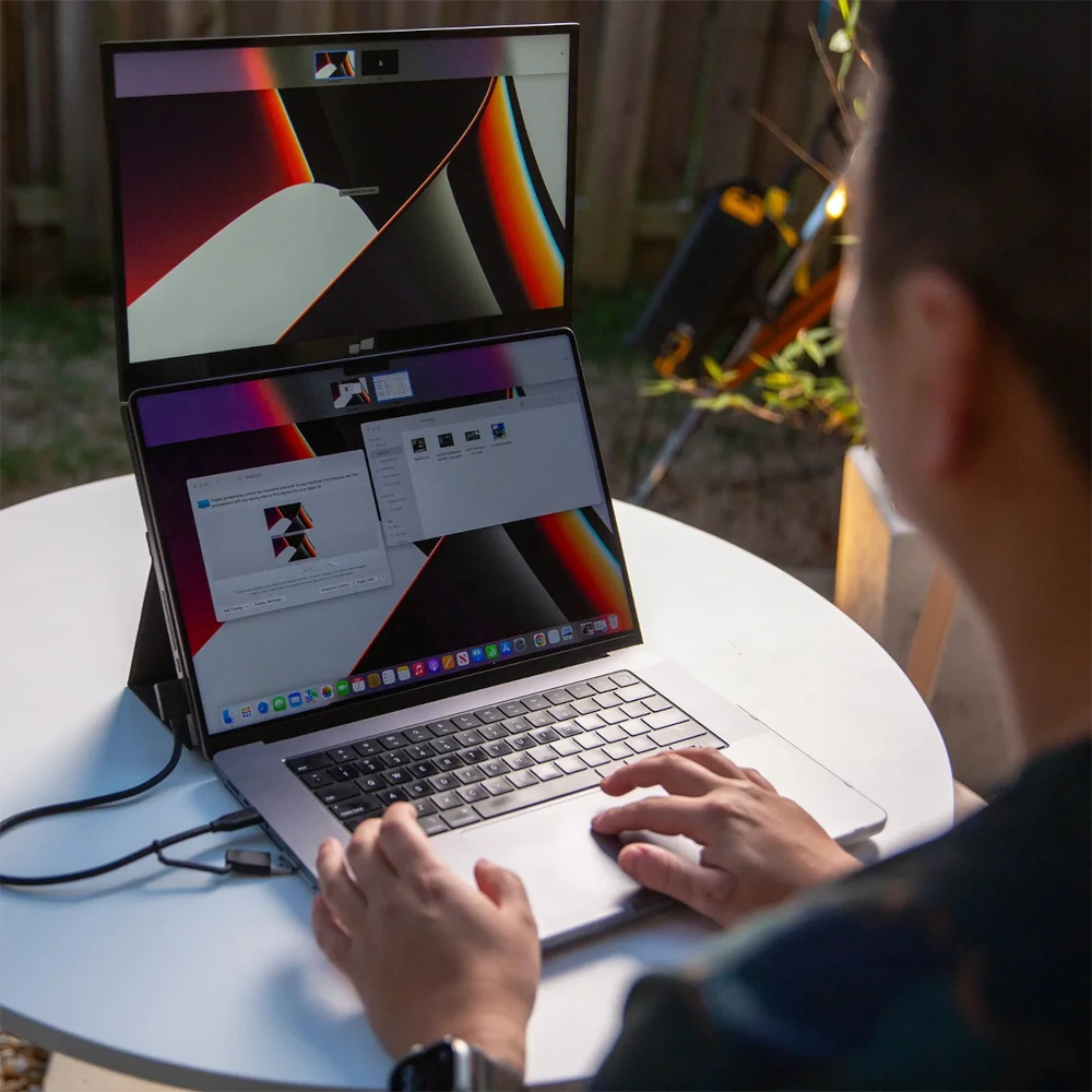 Mobile Pixels Duex Float 2 Pro w układzie dwóch ekranów z laptopem podczas pracy mobilnej