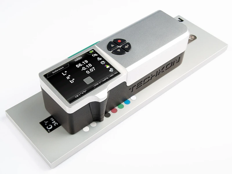 Techkon SpectroDens Advanced z pomiarem CIE Lab na wzorcu kolorów